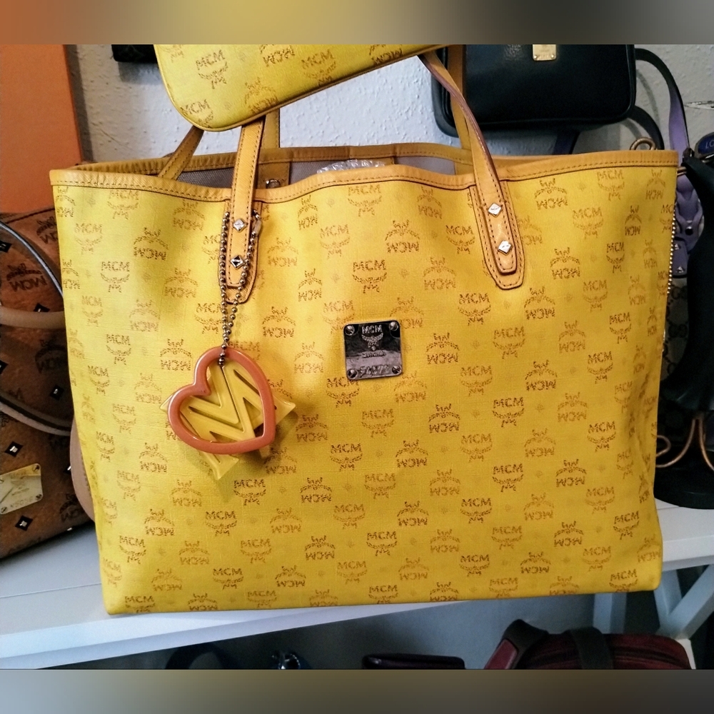 MCM Yellow Tote Bag with Iconic Monogram Pattern - Picture 5 of 13